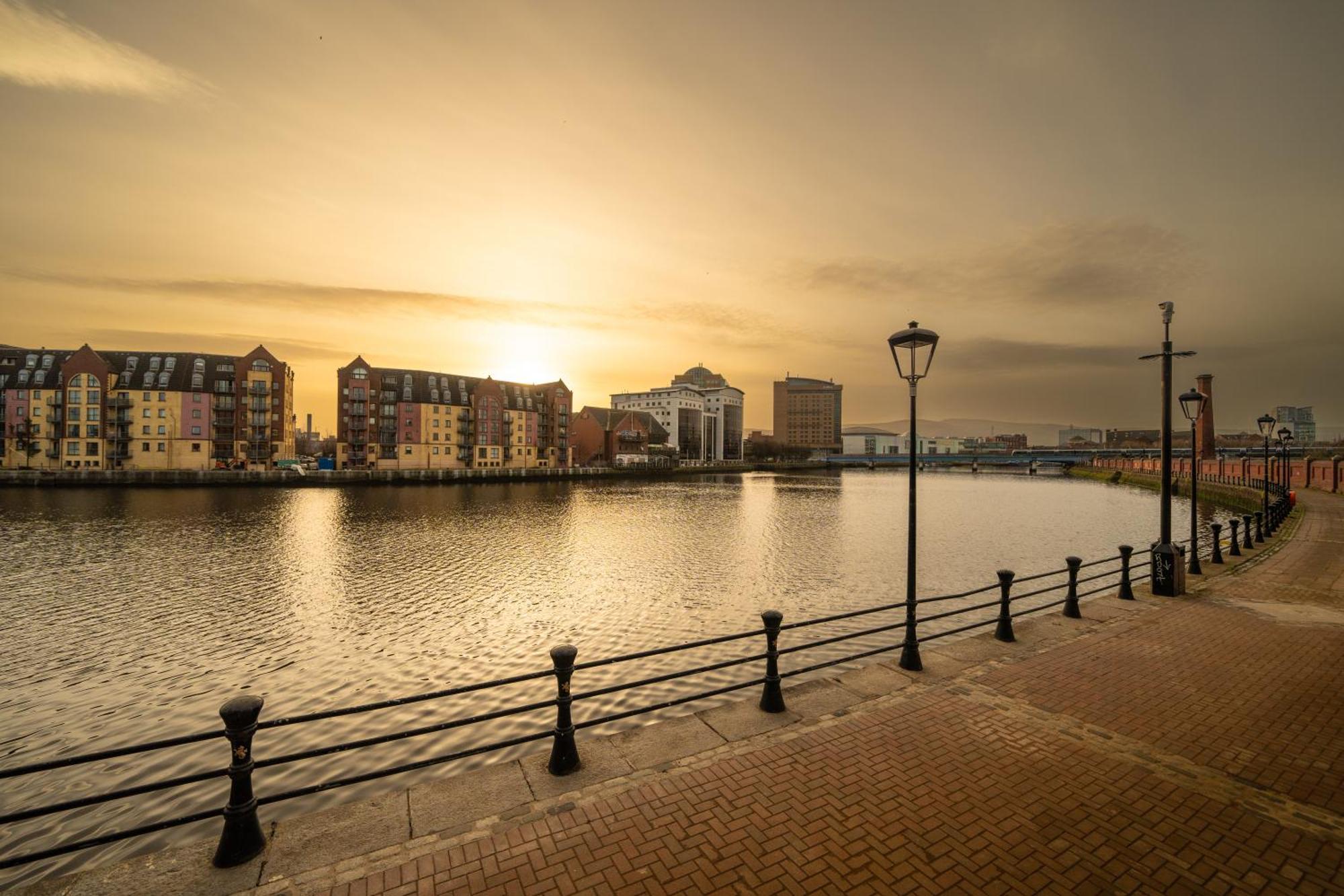 River Side Apartment, City Centre - Beautiful View And Free Parking! Belfast Exterior photo